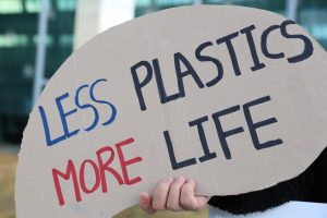 Miembros de la sociedad civil se manifiestaron en Busan ante el tratado global de plásticos.